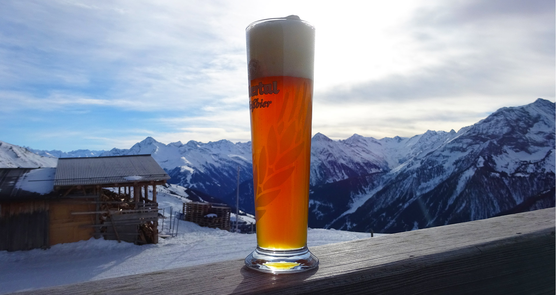 en öl med utsikt över österrikiska alperna