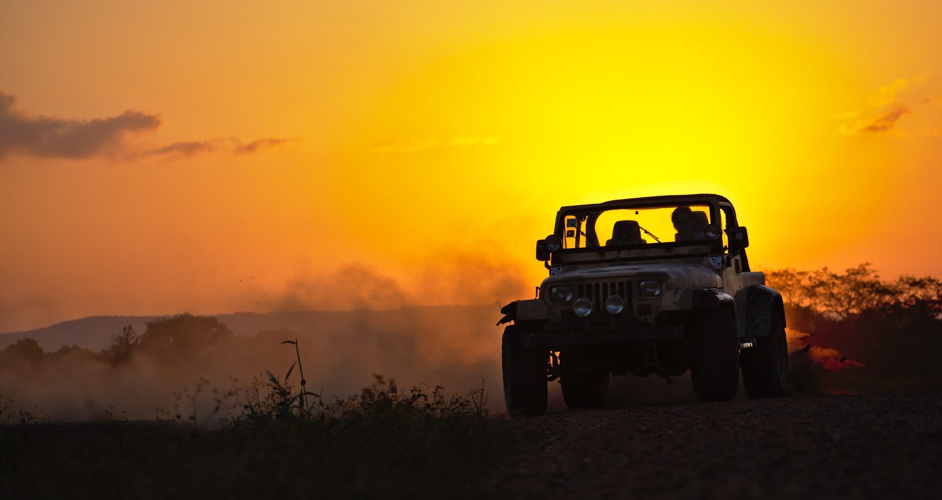 Jeep i solnedgången