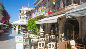 Gatubild med restauranger i Zakynthos stad.