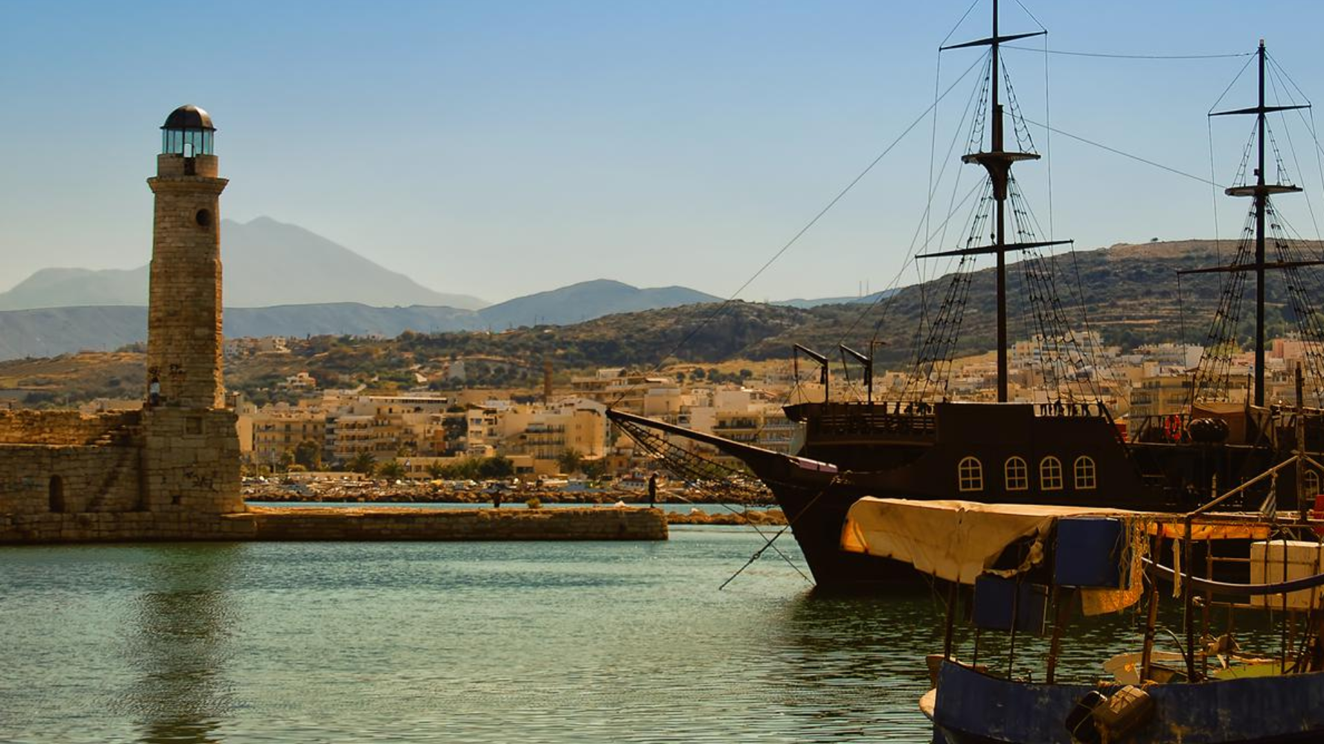Den pittoreska hamnen i Rethymnon