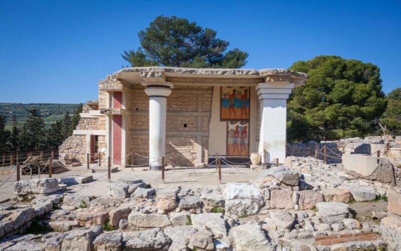 Stenbyggnad med två målningar på väggen i Knossos, Kreta.