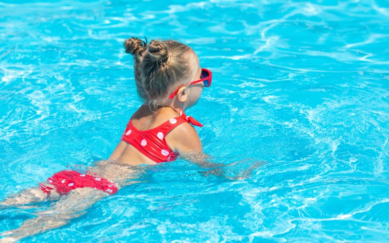 Flicka som badar i pool
